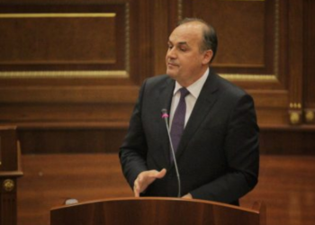 Rifillimi i procesit mësimor, Hoxhaj thirrje Kurtit: Mos e luaj të fortin me…