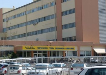 Horror në Greqi/ Burri djeg me benzinë gruan, 55-vjeçarja ndërron jetë në spital