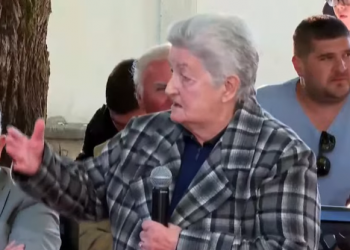 “I fus plumbin në ballë Ramës”/ Revoltohet e moshuara: Zoti Berisha më jepni ju autorizimin