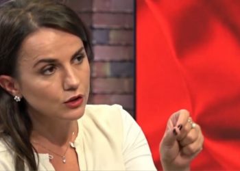 Rudina Hajdari bën thirrje për protesta: Të luftojmë si babi im