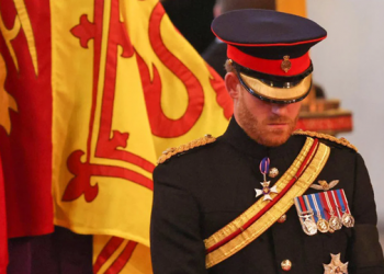 I hoqën inicialet e gjyshes nga kostumi, princ Harry është “i shkatërruar”