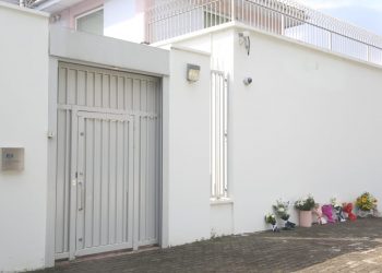 Shqiptarët homazhe në ambasadën britanike në Tiranë, merr pjesë edhe princi Leka Zogu