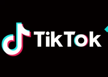 Tragjike/ Bie nga parashuta, vdes në moshën 21-vjeçare ylli Tik Tokut (VIDEO)