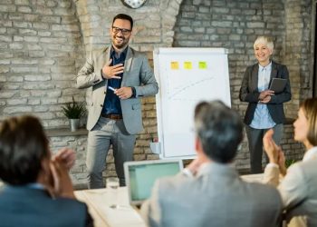 TEST/ Provoni t’i mbani duart kështu nëse doni të jeni një folës bindës