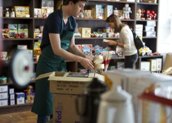 INSTAT: 43% e të punësuarve në vend marrin deri në 330 euro në muaj