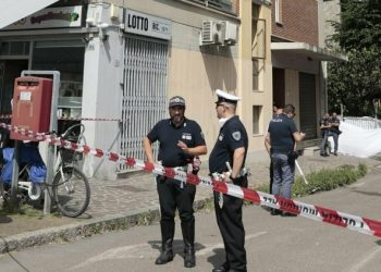 Tronditëse/ 42- vjeçari nuk arrin në funeralin e babait, bie nga ballkoni dhe vdes