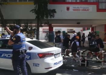 Viti i ri shkollor nis me sherr mes prindërve dhe drejtoreshës, ndërhyn policia