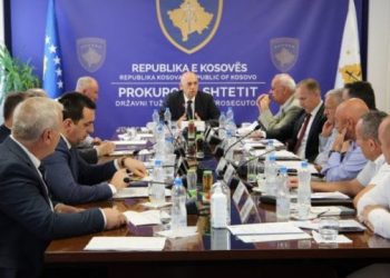 Kurti dorëzon kërkesën në Kuvend për Vetting, kryeprokurori takim urgjent me prokurorët