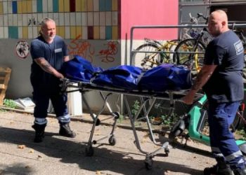 Shqiptari sulmoi me sëpatë 27- vjeçaren, dëshmitarët e krimit: Pamë gjurmë të mëdha gjaku…