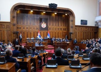 Kuvendi i Serbisë miraton raportin për dialogun me Kosovën