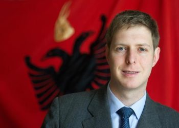 Vdekja e Elizabeth II, monarku shqiptar poston foton e Mbretëreshës me Nënë Terezën