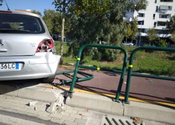 Aksident në mes të Tiranës, makina rrezikon të bjerë në Lanë