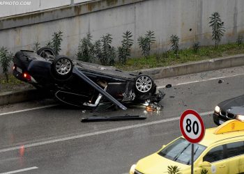 Fier/ Makina përmbyset në mes të rrugës (VIDEO)