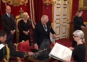 Mbretin Charles III nuk e mbajnë nervat me stafin, bën gjeste të pahijshme para të pranishmëve (Video)