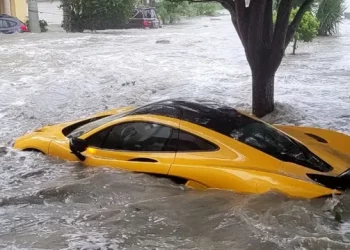 Supermakina 1 milion dollarëshe “zhytet” nën ujë për shkak të uraganit