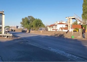 Kamioni shembi mbikalimin e këmbësorëve në autostradën Tiranë-Durrës, reagon policia