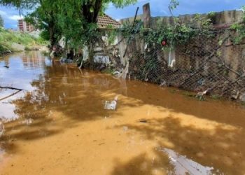 Vërshimet e ujit si shkak i motit të keq, evakuohen disa familje në Gjakovë