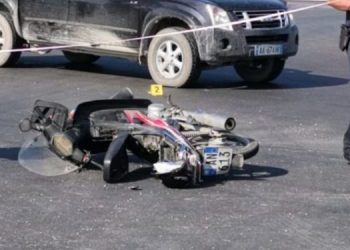 Aksident në Shëngjin/ Motori përplaset me shtyllën, plagoset rëndë pushuesi