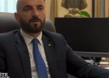 Para shkarkimit, Nano tregoi për median franceze arratisjen e 14 kriminelëve përmes dekonspirimit