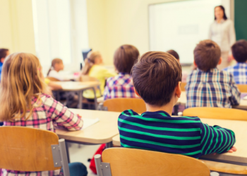 Numri i nxënësve përgjysmohet në tre dekada, rënie më e fortë për shkollat e mesme