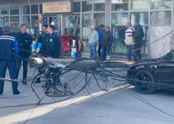 Panik në Prishtinë/ Shtylla elektrike bie mbi makinë, 3 të plagosur