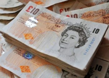 Nga paratë, flamujt dhe himni, si do të ndryshojnë tani simbolet mbretërore