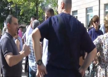 Pedagogët e Fakultetit të Shkencave të Natyrës dalin në protestë: Duam rritje page!