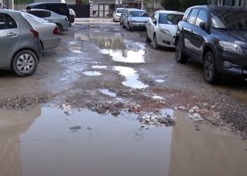 Shiu rikthen pellgjet në rrugët e Tiranës, banorët e pallateve “Çabej”: Veliaj na ka harruar  