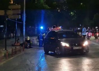 Përleshen me thika disa të rinj, plagosen rëndë 2 prej tyre (Foto)