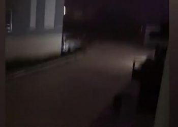 Video/ Shiu i dendur përmbyt Shëngjinin, kanalizimet jashtë funksionit