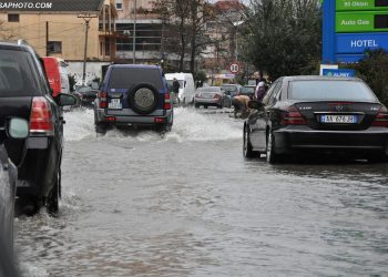 Shkodra “nën ujë”, banorët: 30 vjet që shteti nuk pastron kanalet