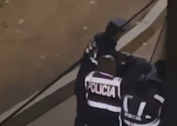 Kujdes pamje të rënda! Shihni si 4 policë rrahin me shkop të riun në “Myslym Shyr” (VIDEO)