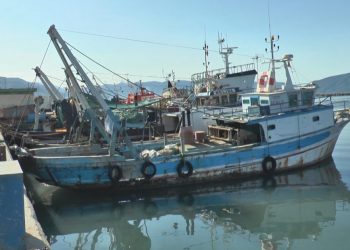 E ankoruar prej disa muajsh, mbytet një anije në portin e Durrësit