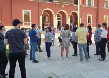 “Të vrasim veten”, banorët vuajnë ende pasojat e tërmetit në Durrës: Do na zhvendosin në Spitallë