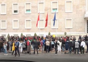 Protestojnë para Kryeministrisë, nxënëset e “Mehmet Akif” dorëzojnë peticionin me 10 mijë firma
