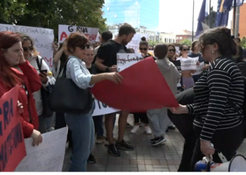 Vijon protesta kundër dhunës ndaj grave në Prishtinë