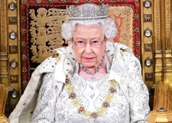 Nga paratë, flamujt dhe himni, si do të ndryshojnë tani simbolet mbretërore