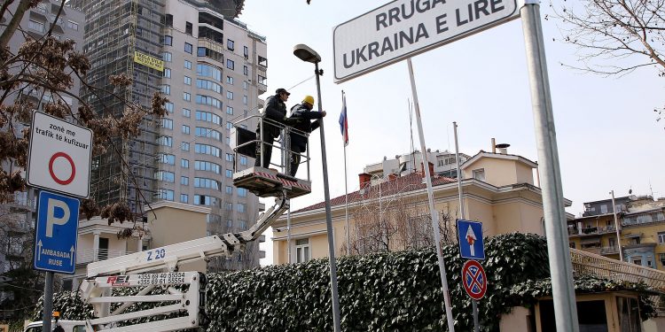 Inaugurimi i rruges "Ukraina e lire" prane ambasades se Ukraines, ambasades Ruse dhe asaj Serbe. Emertimi i kesaj rruge me kete emer do te beje qe ambasadat qe ndodhen aty, (vecanerisht ajo ruse dhe serbe, pasi qe te dyja mbështesin agresionin ushtarak ndaj Ukraines), te shënojne adresen e tyre me emrin Rruga "Ukraina e Lire"./r/n/r/nInauguration of the "Free Ukraine" street near the embassies of Ukraine, the Russian and Serbian embassies. The naming of this street with this name will make the embassies located there (especially the Russian and Serbian ones, as they both support the military aggression against Ukraine), mark their address with the name "Free Ukraine" Street.