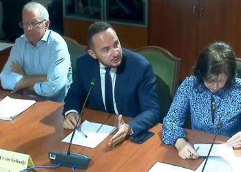 “Dhe me dekoratat do të merrni vota”? Salianji: Qeveria po i merr kompetencat Presidentit