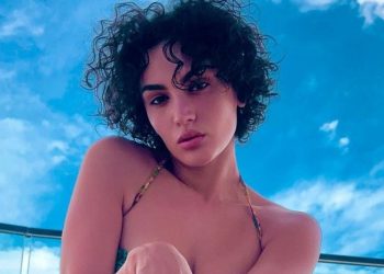 “Më lër të notoj në mendimet e tua”/ Sheila publikon foto provokuese nga vaska (FOTO)