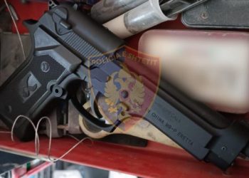 Plas sherri në Kavajë, pronari dhunon dhe kërcënon me pistoletë klientin