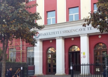 Pedagogët dalin në protestë, paralajmërojnë bojkot nëse nuk iu rriten pagat