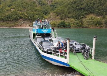 Moti i keq kthen mbrapsht tragetin me pasagjerë nga Komani për në Tropojë