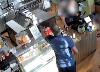 E rëndë/ Burri godet 40 herë me gërshërë djaloshin në supermarket