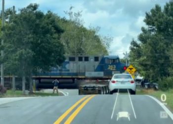 Treni merr përpara mjetin, kamioni bllokohet mbi shina (VIDEO)
