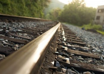  E rëndë! Treni godet për vdekje të moshuarin