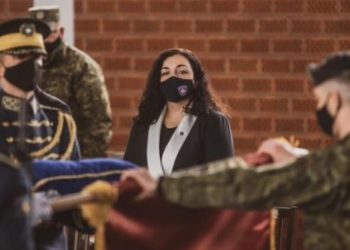 Vjosa Osmani mesazh Listës Serbe: Nuk jam veç presidente, jam Komandante Supreme e ushtrisë!