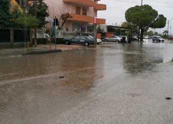 Stuhia shkakton probleme në Lushnjë, përmbyten rrugët kryesore