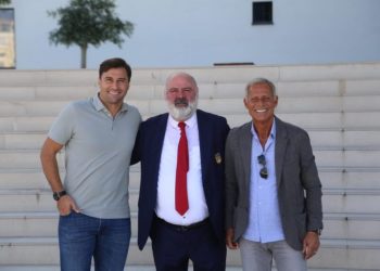 Lorik Cana viziton Shtëpinë e Futbollit, shoqërohet edhe nga babai i tij