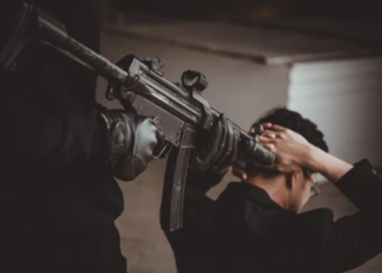 Detaje nga pengmarrja e Netil Buzit në Angli, mes të arrestuarve dhe një vajzë